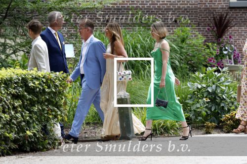 Oegstgeest 30 juli 2022
Trouwen Maxime Meiland en Leroy Molkenboer op kasteel Oud Poelgeest . Aanwezig natuurlijk Martien Meiland Erica Meiland Montana Meiland en haar partner Dirk Hoogstraten. Ook hun dochters Claire en Vive waren aanwezig. Broer Martien Meiland