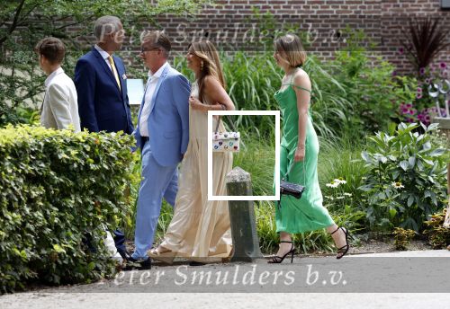Oegstgeest 30 juli 2022
Trouwen Maxime Meiland en Leroy Molkenboer op kasteel Oud Poelgeest . Aanwezig natuurlijk Martien Meiland Erica Meiland Montana Meiland en haar partner Dirk Hoogstraten. Ook hun dochters Claire en Vive waren aanwezig. Broer Martien Meiland