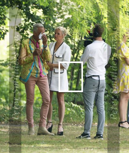 Oegstgeest 30 juli 2022
Trouwen Maxime Meiland en Leroy Molkenboer op kasteel Oud Poelgeest . Aanwezig natuurlijk Martien Meiland Erica Meiland Montana Meiland en haar partner Dirk Hoogstraten. Ook hun dochters Claire en Vive waren aanwezig.