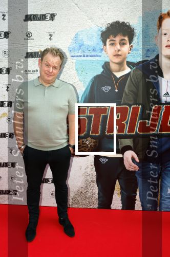 Amsterdam 20 juli 2022
Premiere Strijder in Tuschinski. Soufiane Touzani , Martijn Fischer Maartje v d Wetering Maik Cillekens Anouar Kasmi en Kailani Busker spelen de hoofdrollen. Martijn Fischer kwam met zijn vriendin Ingeborg Helder