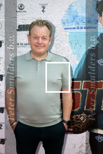 Amsterdam 20 juli 2022
Premiere Strijder in Tuschinski. Soufiane Touzani , Martijn Fischer Maartje v d Wetering Maik Cillekens Anouar Kasmi en Kailani Busker spelen de hoofdrollen. Martijn Fischer kwam met zijn vriendin Ingeborg Helder