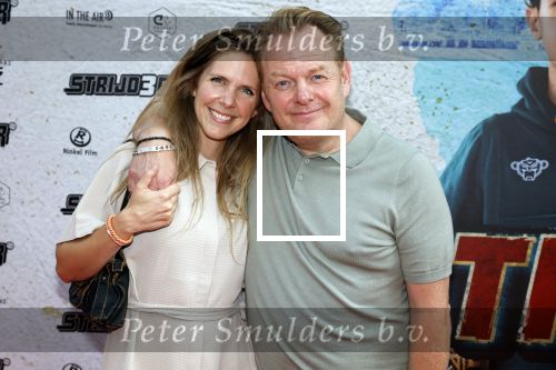 Amsterdam 20 juli 2022
Premiere Strijder in Tuschinski. Soufiane Touzani , Martijn Fischer Maartje v d Wetering Maik Cillekens Anouar Kasmi en Kailani Busker spelen de hoofdrollen. Martijn Fischer kwam met zijn vriendin Ingeborg Helder