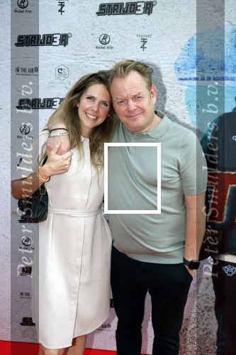 Amsterdam 20 juli 2022
Premiere Strijder in Tuschinski. Soufiane Touzani , Martijn Fischer Maartje v d Wetering Maik Cillekens Anouar Kasmi en Kailani Busker spelen de hoofdrollen. Martijn Fischer kwam met zijn vriendin Ingeborg Helder