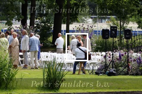 Oegstgeest 30 juli 2022
Trouwen Maxime Meiland en Leroy Molkenboer op kasteel Oud Poelgeest . Aanwezig natuurlijk Martien Meiland Erica Meiland Montana Meiland en haar partner Dirk Hoogstraten. Ook hun dochters Claire en Vive waren aanwezig.