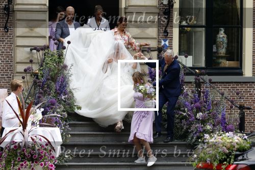 Oegstgeest 30 juli 2022
Trouwen Maxime Meiland en Leroy Molkenboer op kasteel Oud Poelgeest . Aanwezig natuurlijk Martien Meiland Erica Meiland Montana Meiland en haar partner Dirk Hoogstraten. Ook hun dochters Claire en Vive waren aanwezig.