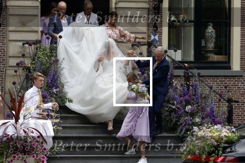 Oegstgeest 30 juli 2022
Trouwen Maxime Meiland en Leroy Molkenboer op kasteel Oud Poelgeest . Aanwezig natuurlijk Martien Meiland Erica Meiland Montana Meiland en haar partner Dirk Hoogstraten. Ook hun dochters Claire en Vive waren aanwezig.