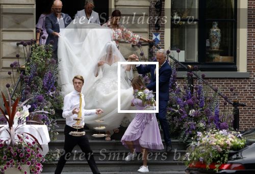 Oegstgeest 30 juli 2022
Trouwen Maxime Meiland en Leroy Molkenboer op kasteel Oud Poelgeest . Aanwezig natuurlijk Martien Meiland Erica Meiland Montana Meiland en haar partner Dirk Hoogstraten. Ook hun dochters Claire en Vive waren aanwezig.