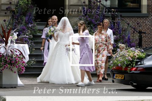 Oegstgeest 30 juli 2022
Trouwen Maxime Meiland en Leroy Molkenboer op kasteel Oud Poelgeest . Aanwezig natuurlijk Martien Meiland Erica Meiland Montana Meiland en haar partner Dirk Hoogstraten. Ook hun dochters Claire en Vive waren aanwezig.