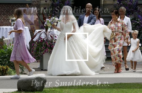 Oegstgeest 30 juli 2022
Trouwen Maxime Meiland en Leroy Molkenboer op kasteel Oud Poelgeest . Aanwezig natuurlijk Martien Meiland Erica Meiland Montana Meiland en haar partner Dirk Hoogstraten. Ook hun dochters Claire en Vive waren aanwezig.
