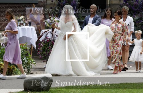 Oegstgeest 30 juli 2022
Trouwen Maxime Meiland en Leroy Molkenboer op kasteel Oud Poelgeest . Aanwezig natuurlijk Martien Meiland Erica Meiland Montana Meiland en haar partner Dirk Hoogstraten. Ook hun dochters Claire en Vive waren aanwezig.