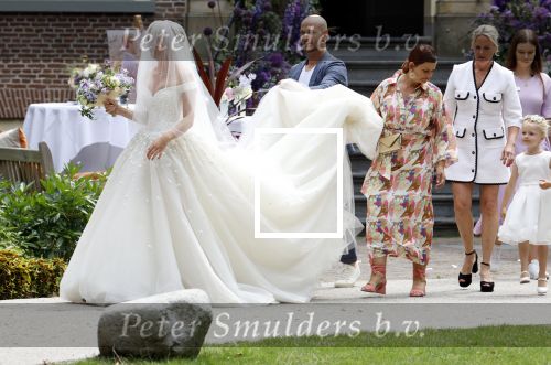 Oegstgeest 30 juli 2022
Trouwen Maxime Meiland en Leroy Molkenboer op kasteel Oud Poelgeest . Aanwezig natuurlijk Martien Meiland Erica Meiland Montana Meiland en haar partner Dirk Hoogstraten. Ook hun dochters Claire en Vive waren aanwezig.