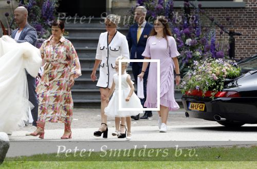 Oegstgeest 30 juli 2022
Trouwen Maxime Meiland en Leroy Molkenboer op kasteel Oud Poelgeest . Aanwezig natuurlijk Martien Meiland Erica Meiland Montana Meiland en haar partner Dirk Hoogstraten. Ook hun dochters Claire en Vive waren aanwezig.