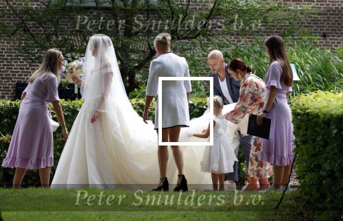 Oegstgeest 30 juli 2022
Trouwen Maxime Meiland en Leroy Molkenboer op kasteel Oud Poelgeest . Aanwezig natuurlijk Martien Meiland Erica Meiland Montana Meiland en haar partner Dirk Hoogstraten. Ook hun dochters Claire en Vive waren aanwezig.
