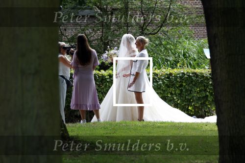 Oegstgeest 30 juli 2022
Trouwen Maxime Meiland en Leroy Molkenboer op kasteel Oud Poelgeest . Aanwezig natuurlijk Martien Meiland Erica Meiland Montana Meiland en haar partner Dirk Hoogstraten. Ook hun dochters Claire en Vive waren aanwezig.
