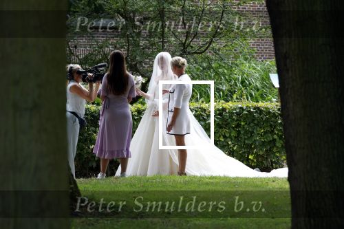 Oegstgeest 30 juli 2022
Trouwen Maxime Meiland en Leroy Molkenboer op kasteel Oud Poelgeest . Aanwezig natuurlijk Martien Meiland Erica Meiland Montana Meiland en haar partner Dirk Hoogstraten. Ook hun dochters Claire en Vive waren aanwezig.