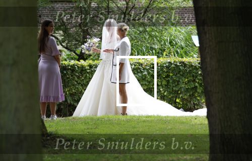 Oegstgeest 30 juli 2022
Trouwen Maxime Meiland en Leroy Molkenboer op kasteel Oud Poelgeest . Aanwezig natuurlijk Martien Meiland Erica Meiland Montana Meiland en haar partner Dirk Hoogstraten. Ook hun dochters Claire en Vive waren aanwezig.