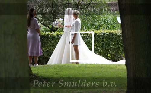 Oegstgeest 30 juli 2022
Trouwen Maxime Meiland en Leroy Molkenboer op kasteel Oud Poelgeest . Aanwezig natuurlijk Martien Meiland Erica Meiland Montana Meiland en haar partner Dirk Hoogstraten. Ook hun dochters Claire en Vive waren aanwezig.