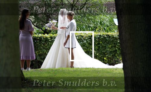 Oegstgeest 30 juli 2022
Trouwen Maxime Meiland en Leroy Molkenboer op kasteel Oud Poelgeest . Aanwezig natuurlijk Martien Meiland Erica Meiland Montana Meiland en haar partner Dirk Hoogstraten. Ook hun dochters Claire en Vive waren aanwezig.