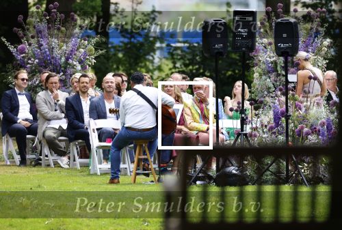 Oegstgeest 30 juli 2022
Trouwen Maxime Meiland en Leroy Molkenboer op kasteel Oud Poelgeest . Aanwezig natuurlijk Martien Meiland Erica Meiland Montana Meiland en haar partner Dirk Hoogstraten. Ook hun dochters Claire en Vive waren aanwezig.