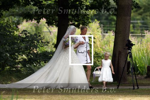 Oegstgeest 30 juli 2022
Trouwen Maxime Meiland en Leroy Molkenboer op kasteel Oud Poelgeest . Aanwezig natuurlijk Martien Meiland Erica Meiland Montana Meiland en haar partner Dirk Hoogstraten. Ook hun dochters Claire en Vive waren aanwezig.