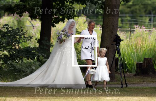 Oegstgeest 30 juli 2022
Trouwen Maxime Meiland en Leroy Molkenboer op kasteel Oud Poelgeest . Aanwezig natuurlijk Martien Meiland Erica Meiland Montana Meiland en haar partner Dirk Hoogstraten. Ook hun dochters Claire en Vive waren aanwezig.