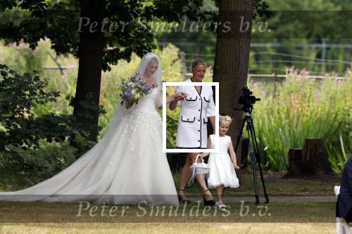 Oegstgeest 30 juli 2022
Trouwen Maxime Meiland en Leroy Molkenboer op kasteel Oud Poelgeest . Aanwezig natuurlijk Martien Meiland Erica Meiland Montana Meiland en haar partner Dirk Hoogstraten. Ook hun dochters Claire en Vive waren aanwezig.