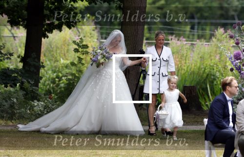 Oegstgeest 30 juli 2022
Trouwen Maxime Meiland en Leroy Molkenboer op kasteel Oud Poelgeest . Aanwezig natuurlijk Martien Meiland Erica Meiland Montana Meiland en haar partner Dirk Hoogstraten. Ook hun dochters Claire en Vive waren aanwezig.
