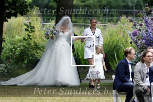 Oegstgeest 30 juli 2022
Trouwen Maxime Meiland en Leroy Molkenboer op kasteel Oud Poelgeest . Aanwezig natuurlijk Martien Meiland Erica Meiland Montana Meiland en haar partner Dirk Hoogstraten. Ook hun dochters Claire en Vive waren aanwezig.