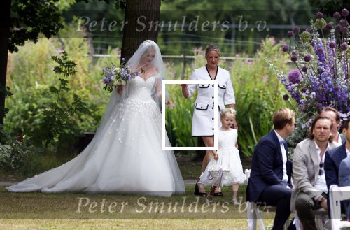 Oegstgeest 30 juli 2022
Trouwen Maxime Meiland en Leroy Molkenboer op kasteel Oud Poelgeest . Aanwezig natuurlijk Martien Meiland Erica Meiland Montana Meiland en haar partner Dirk Hoogstraten. Ook hun dochters Claire en Vive waren aanwezig.