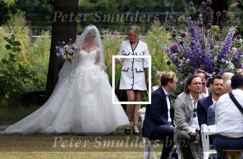 Oegstgeest 30 juli 2022
Trouwen Maxime Meiland en Leroy Molkenboer op kasteel Oud Poelgeest . Aanwezig natuurlijk Martien Meiland Erica Meiland Montana Meiland en haar partner Dirk Hoogstraten. Ook hun dochters Claire en Vive waren aanwezig.