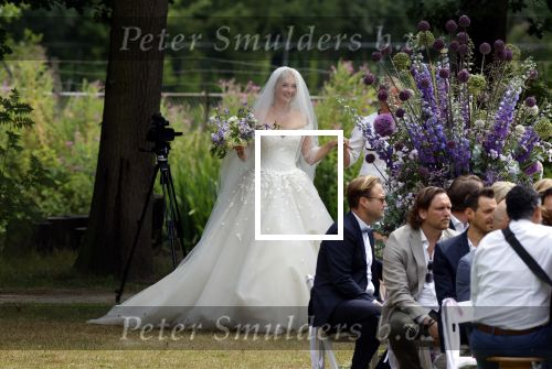 Oegstgeest 30 juli 2022
Trouwen Maxime Meiland en Leroy Molkenboer op kasteel Oud Poelgeest . Aanwezig natuurlijk Martien Meiland Erica Meiland Montana Meiland en haar partner Dirk Hoogstraten. Ook hun dochters Claire en Vive waren aanwezig.