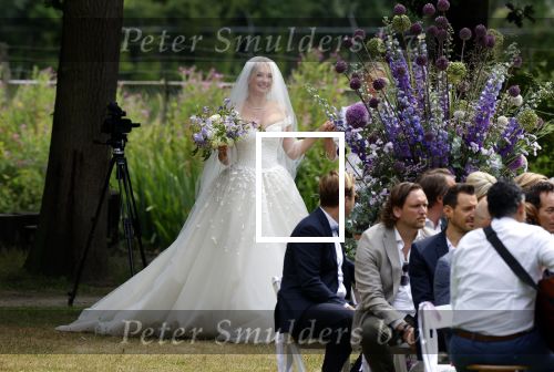 Oegstgeest 30 juli 2022
Trouwen Maxime Meiland en Leroy Molkenboer op kasteel Oud Poelgeest . Aanwezig natuurlijk Martien Meiland Erica Meiland Montana Meiland en haar partner Dirk Hoogstraten. Ook hun dochters Claire en Vive waren aanwezig.