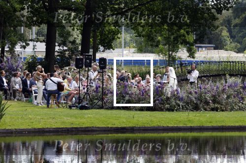 Oegstgeest 30 juli 2022
Trouwen Maxime Meiland en Leroy Molkenboer op kasteel Oud Poelgeest . Aanwezig natuurlijk Martien Meiland Erica Meiland Montana Meiland en haar partner Dirk Hoogstraten. Ook hun dochters Claire en Vive waren aanwezig.