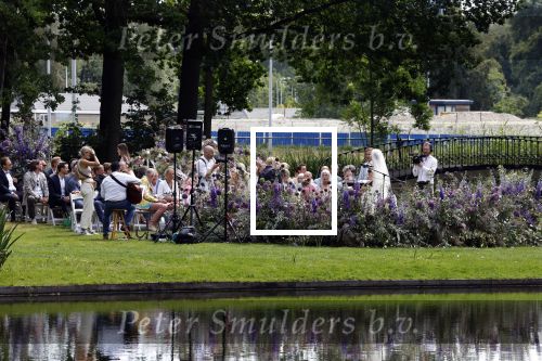 Oegstgeest 30 juli 2022
Trouwen Maxime Meiland en Leroy Molkenboer op kasteel Oud Poelgeest . Aanwezig natuurlijk Martien Meiland Erica Meiland Montana Meiland en haar partner Dirk Hoogstraten. Ook hun dochters Claire en Vive waren aanwezig.