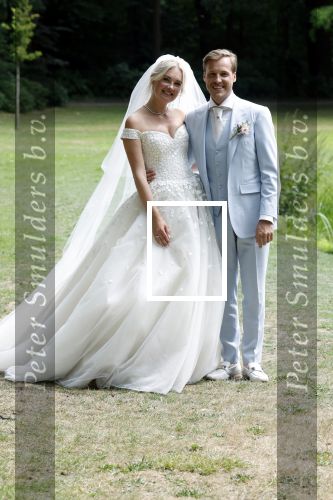 Oegstgeest 30 juli 2022
Trouwen Maxime Meiland en Leroy Molkenboer op kasteel Oud Poelgeest . Aanwezig natuurlijk Martien Meiland Erica Meiland Montana Meiland en haar partner Dirk Hoogstraten. Ook hun dochters Claire en Vive waren aanwezig.