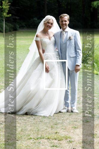 Oegstgeest 30 juli 2022
Trouwen Maxime Meiland en Leroy Molkenboer op kasteel Oud Poelgeest . Aanwezig natuurlijk Martien Meiland Erica Meiland Montana Meiland en haar partner Dirk Hoogstraten. Ook hun dochters Claire en Vive waren aanwezig.