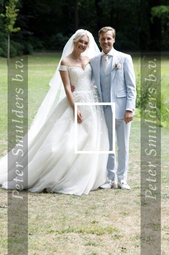 Oegstgeest 30 juli 2022
Trouwen Maxime Meiland en Leroy Molkenboer op kasteel Oud Poelgeest . Aanwezig natuurlijk Martien Meiland Erica Meiland Montana Meiland en haar partner Dirk Hoogstraten. Ook hun dochters Claire en Vive waren aanwezig.