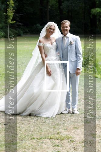 Oegstgeest 30 juli 2022
Trouwen Maxime Meiland en Leroy Molkenboer op kasteel Oud Poelgeest . Aanwezig natuurlijk Martien Meiland Erica Meiland Montana Meiland en haar partner Dirk Hoogstraten. Ook hun dochters Claire en Vive waren aanwezig.