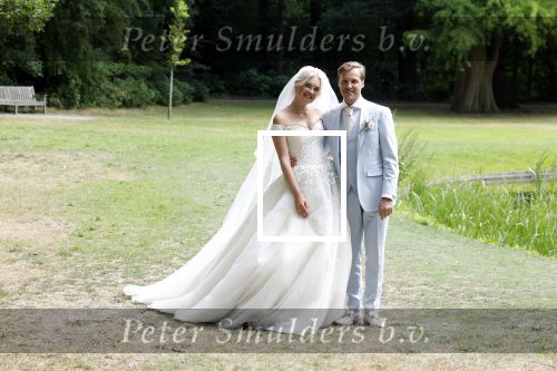 Oegstgeest 30 juli 2022
Trouwen Maxime Meiland en Leroy Molkenboer op kasteel Oud Poelgeest . Aanwezig natuurlijk Martien Meiland Erica Meiland Montana Meiland en haar partner Dirk Hoogstraten. Ook hun dochters Claire en Vive waren aanwezig.
