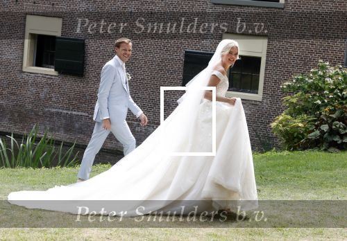 Oegstgeest 30 juli 2022
Trouwen Maxime Meiland en Leroy Molkenboer op kasteel Oud Poelgeest . Aanwezig natuurlijk Martien Meiland Erica Meiland Montana Meiland en haar partner Dirk Hoogstraten. Ook hun dochters Claire en Vive waren aanwezig.