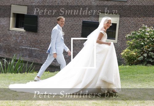 Oegstgeest 30 juli 2022
Trouwen Maxime Meiland en Leroy Molkenboer op kasteel Oud Poelgeest . Aanwezig natuurlijk Martien Meiland Erica Meiland Montana Meiland en haar partner Dirk Hoogstraten. Ook hun dochters Claire en Vive waren aanwezig.