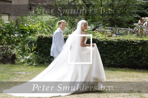 Oegstgeest 30 juli 2022
Trouwen Maxime Meiland en Leroy Molkenboer op kasteel Oud Poelgeest . Aanwezig natuurlijk Martien Meiland Erica Meiland Montana Meiland en haar partner Dirk Hoogstraten. Ook hun dochters Claire en Vive waren aanwezig.