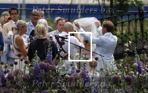Oegstgeest 30 juli 2022
Trouwen Maxime Meiland en Leroy Molkenboer op kasteel Oud Poelgeest . Aanwezig natuurlijk Martien Meiland Erica Meiland Montana Meiland en haar partner Dirk Hoogstraten. Ook hun dochters Claire en Vive waren aanwezig.