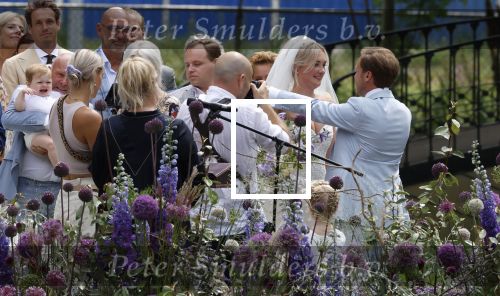 Oegstgeest 30 juli 2022
Trouwen Maxime Meiland en Leroy Molkenboer op kasteel Oud Poelgeest . Aanwezig natuurlijk Martien Meiland Erica Meiland Montana Meiland en haar partner Dirk Hoogstraten. Ook hun dochters Claire en Vive waren aanwezig.