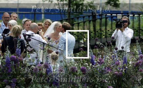 Oegstgeest 30 juli 2022
Trouwen Maxime Meiland en Leroy Molkenboer op kasteel Oud Poelgeest . Aanwezig natuurlijk Martien Meiland Erica Meiland Montana Meiland en haar partner Dirk Hoogstraten. Ook hun dochters Claire en Vive waren aanwezig.
