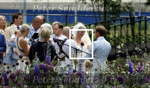 Oegstgeest 30 juli 2022
Trouwen Maxime Meiland en Leroy Molkenboer op kasteel Oud Poelgeest . Aanwezig natuurlijk Martien Meiland Erica Meiland Montana Meiland en haar partner Dirk Hoogstraten. Ook hun dochters Claire en Vive waren aanwezig.