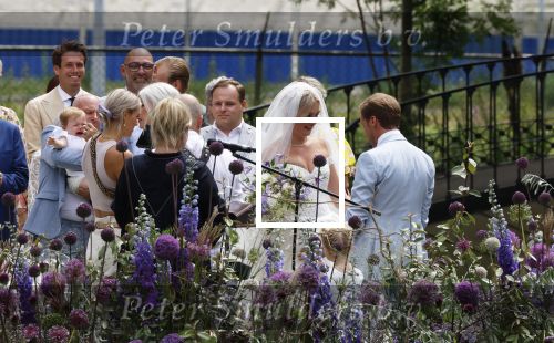 Oegstgeest 30 juli 2022
Trouwen Maxime Meiland en Leroy Molkenboer op kasteel Oud Poelgeest . Aanwezig natuurlijk Martien Meiland Erica Meiland Montana Meiland en haar partner Dirk Hoogstraten. Ook hun dochters Claire en Vive waren aanwezig.