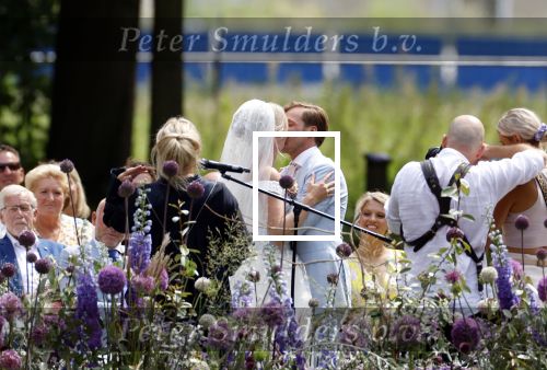 Oegstgeest 30 juli 2022
Trouwen Maxime Meiland en Leroy Molkenboer op kasteel Oud Poelgeest . Aanwezig natuurlijk Martien Meiland Erica Meiland Montana Meiland en haar partner Dirk Hoogstraten. Ook hun dochters Claire en Vive waren aanwezig.
