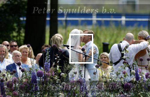 Oegstgeest 30 juli 2022
Trouwen Maxime Meiland en Leroy Molkenboer op kasteel Oud Poelgeest . Aanwezig natuurlijk Martien Meiland Erica Meiland Montana Meiland en haar partner Dirk Hoogstraten. Ook hun dochters Claire en Vive waren aanwezig.