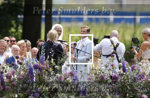 Oegstgeest 30 juli 2022
Trouwen Maxime Meiland en Leroy Molkenboer op kasteel Oud Poelgeest . Aanwezig natuurlijk Martien Meiland Erica Meiland Montana Meiland en haar partner Dirk Hoogstraten. Ook hun dochters Claire en Vive waren aanwezig.